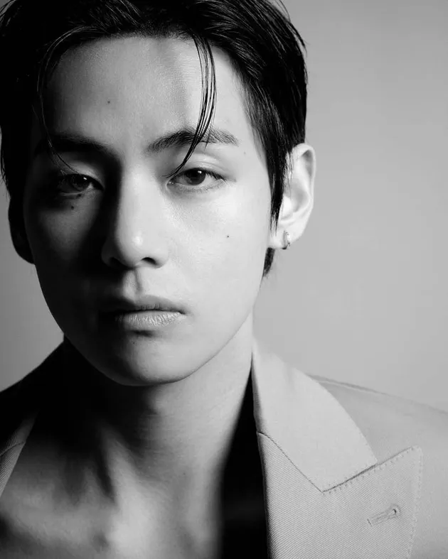 V BTS Menatap Kamera