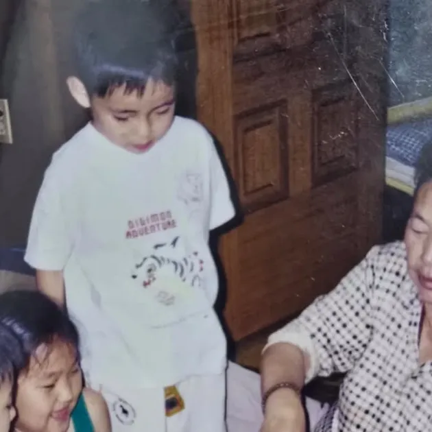 V BTS Unggah Potret Masa Kecil saat Liburan Bareng Member
