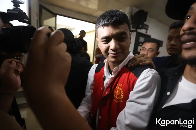 Vadel Badjideh Pakai Rompi Tahanan