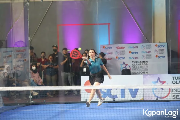 Valerie Tifanka Pukul Bola Padel