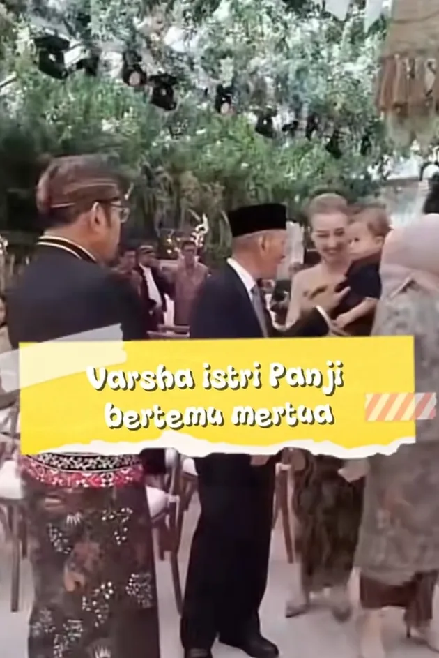 Varsha Strauss pakai kebaya