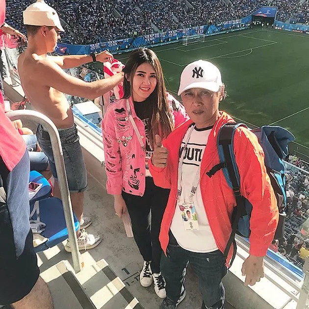 Via Vallen Ayah Nonton Bola Di Rusia Kompak Meski Beda Jagoan Kapanlagi Com