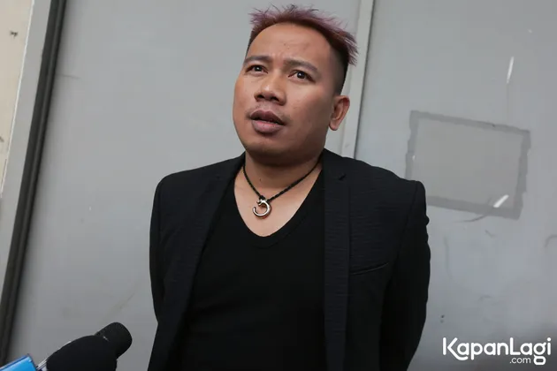 Vicky Prasetyo pakai jas