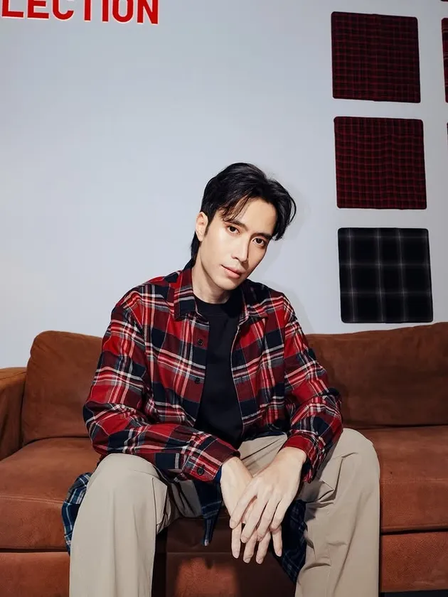 Vidi Aldiano pakai baju kotak-kotak