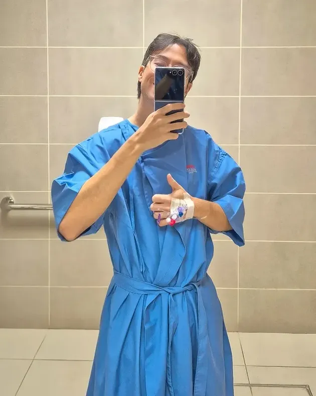 Vidi Aldiano pakai baju rumah sakit