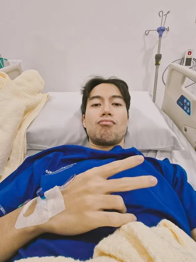 Vidi Aldiano diinfus di ranjang rumah sakit