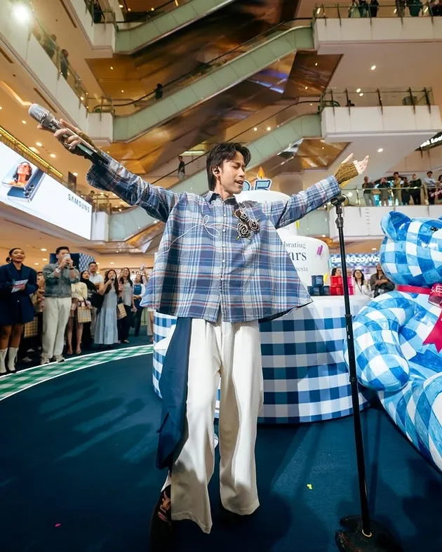 Vidi Aldiano di atas panggung