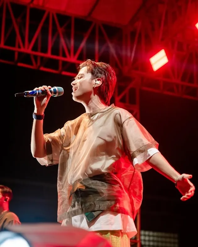 Vidi Aldiano bernyanyi di panggung