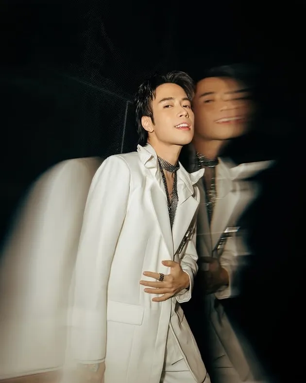 Vidi Aldiano pakai baju putih