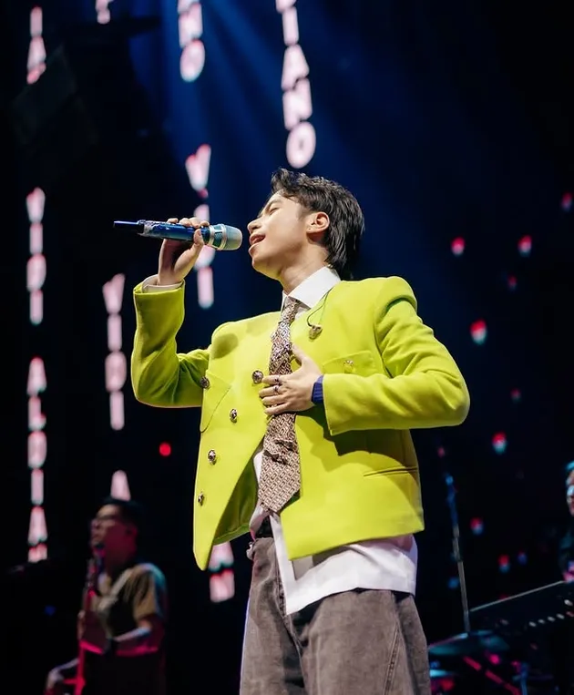 Vidi Aldiano pakai baju hijau