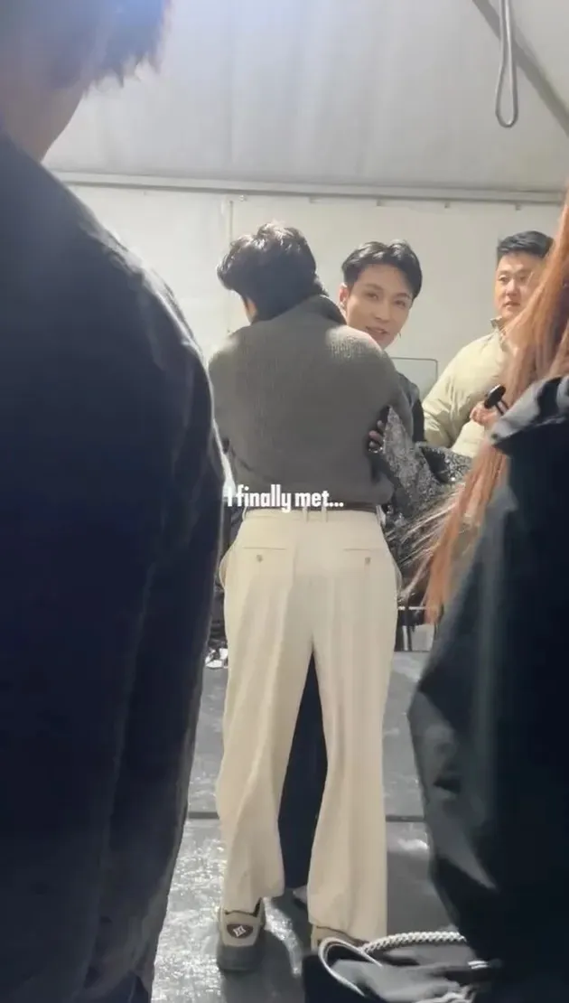 Vidi Aldiano memeluk Lay Zhang di backstage