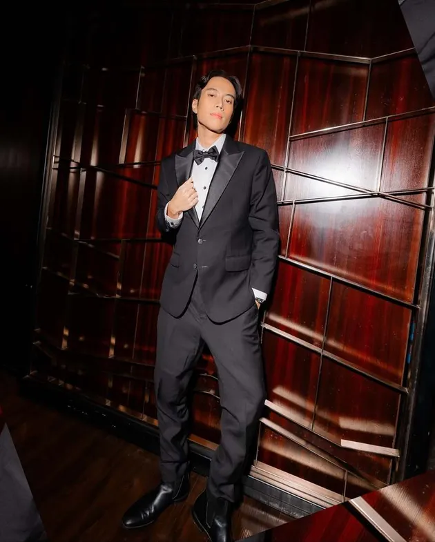 Vidi Aldiano Tampil Gagah Pakai Setelan Jas