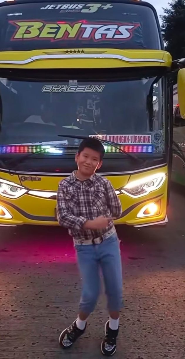Viral! 8 Photos of a Chinese Kid Dancing 'Goyang Nasi Padang', Making People Amazed