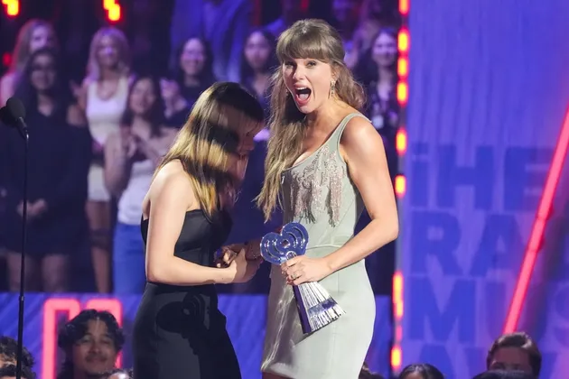 Taylor Swift Salaman Dengan Alysa Liu