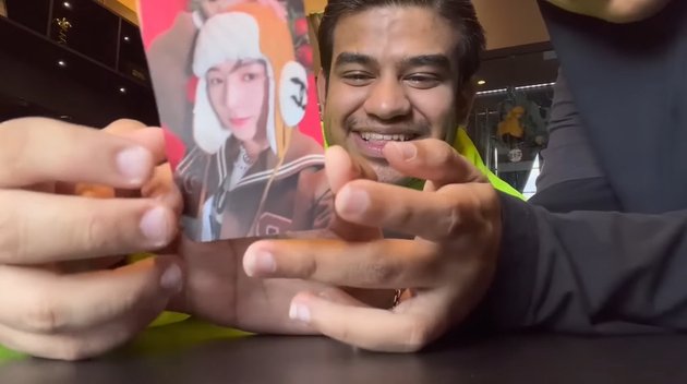 Diundang oleh SM Entertainment Indonesia untuk menghadiri konser NCT DREAM TOUR 'THE DREAM SHOW2 : In A DREAM' in JAKARTA, Fadil Jaidi menyempatkan diri untuk unboxing album CANDY, dan rupanya ia mendapat photocard sang bias, Renjun NCT!