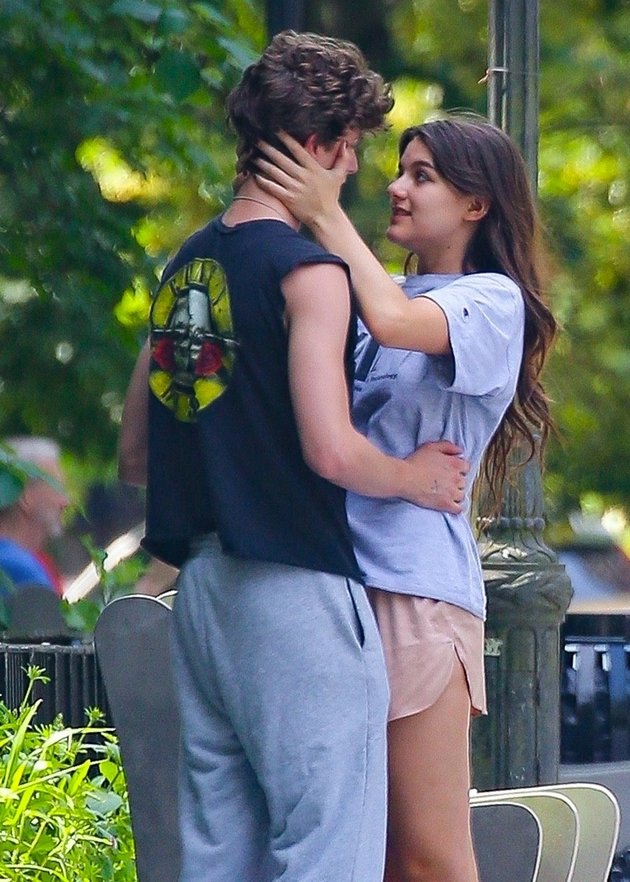 Viral Photos of Suri Cruise Caught Kissing Her Boyfriend, Toby Cohen in Public