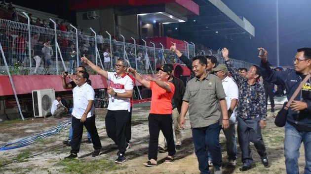 Viral Governor of Central Kalimantan Throws Bottle During Football Match, Frustrated with Referee