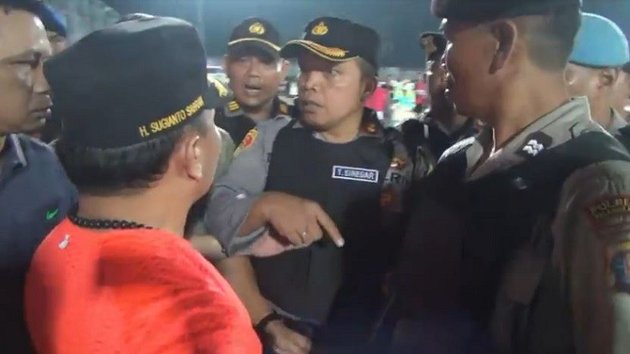Viral Governor of Central Kalimantan Throws Bottle During Football Match, Frustrated with Referee