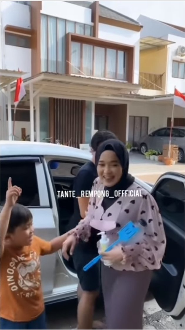 Viral! Peek at 8 Portraits of Ririe Fairus and Ayus Sabyan's Familiarity Video Together with Their Child, Smiling Happily and Holding Hands