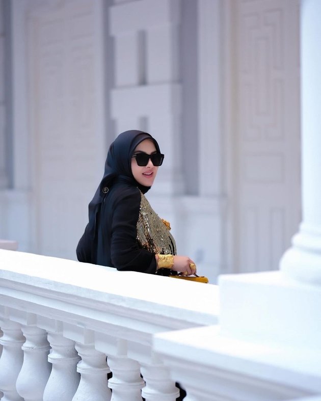 Viral Photos Allegedly Showing Syahrini Being Led by Reino Barack, Pregnancy Rumors Continue to Circulate - The Artist Remains Silent