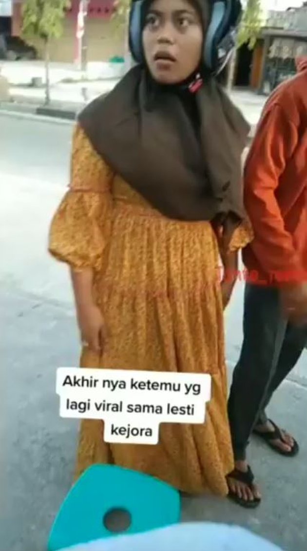 Dilansir dari akun Instagram Tante Rempong, terlihat sebuah video yang menunjukkan seorang wanita yang disebut mirip Lesti. 
