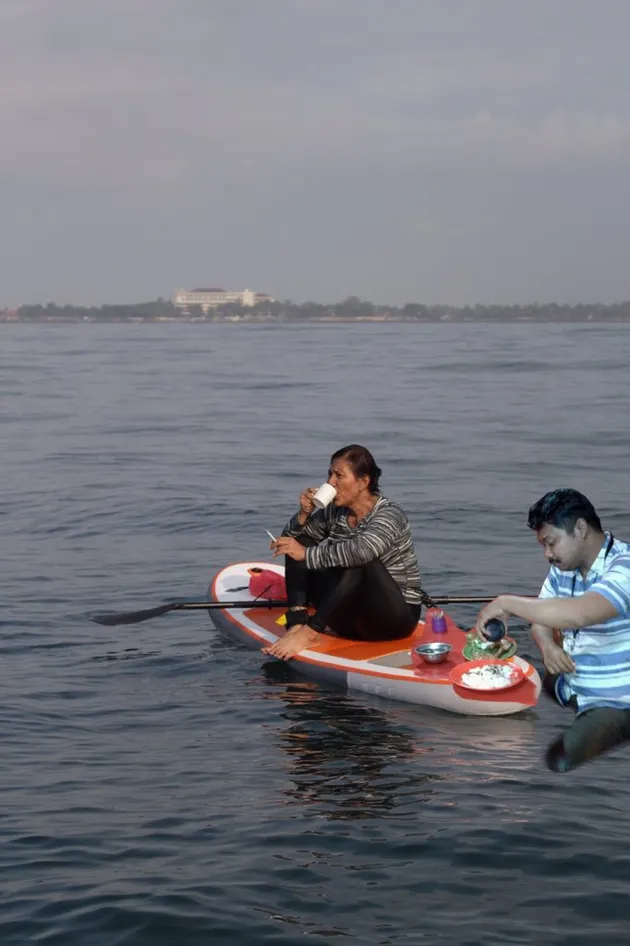 meme lucu, pria makan pecel lele pas banjir, foto lucu, foto unik, foto aneh