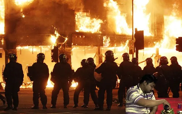 meme lucu, pria makan pecel lele pas banjir, foto lucu, foto unik, foto aneh