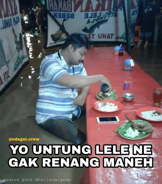 meme lucu, pria makan pecel lele pas banjir, foto lucu, foto unik, foto aneh