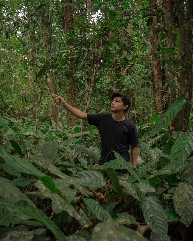 Namanya mendadak populer setelah video yang menampilkan dirinya menjelajahi hutan Kalimantan seorang diri viral. Begini potretnya saat berada di dalam hutan liar.