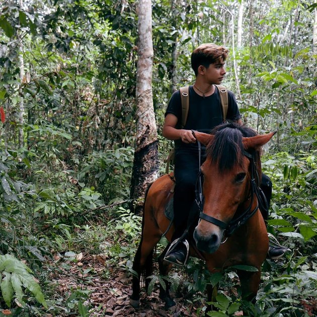Tak hanya mengeksplorasi dengan berjalan kaki, ia pun sempat berkeliling hutan sambil menunggangi kuda, lho!