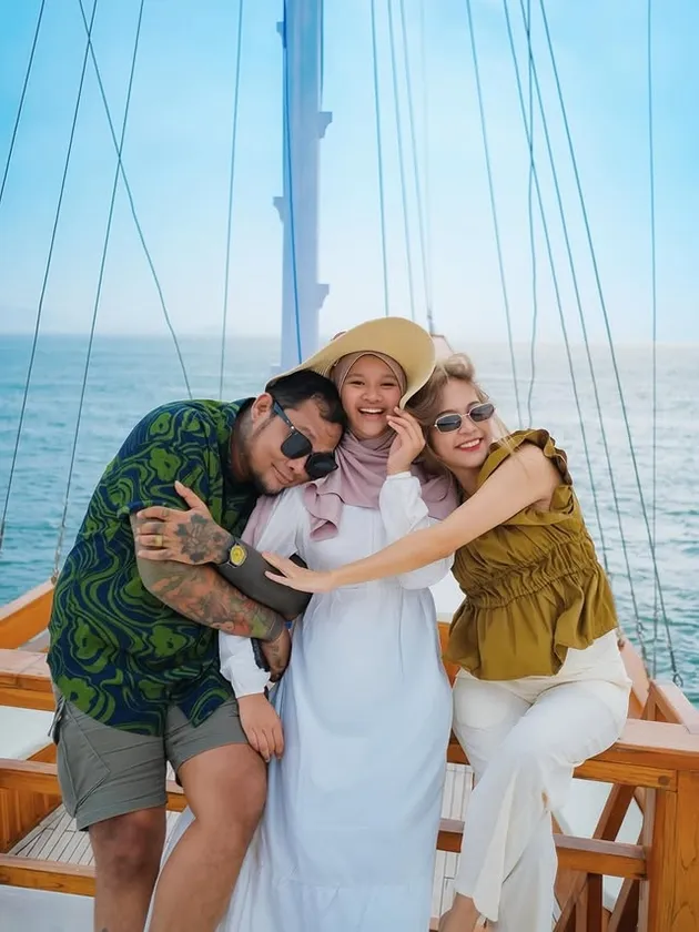 Virgoun dan Lindi Fitriyana memeluk Starla