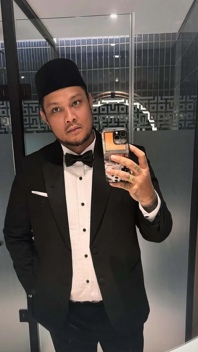 Virgoun pakai peci dan jas hitam