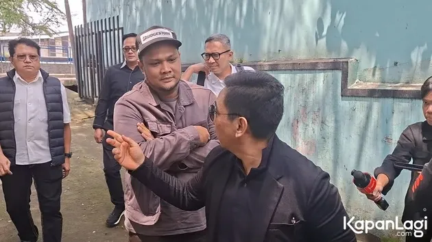 Virgoun di KPAI pakai topi