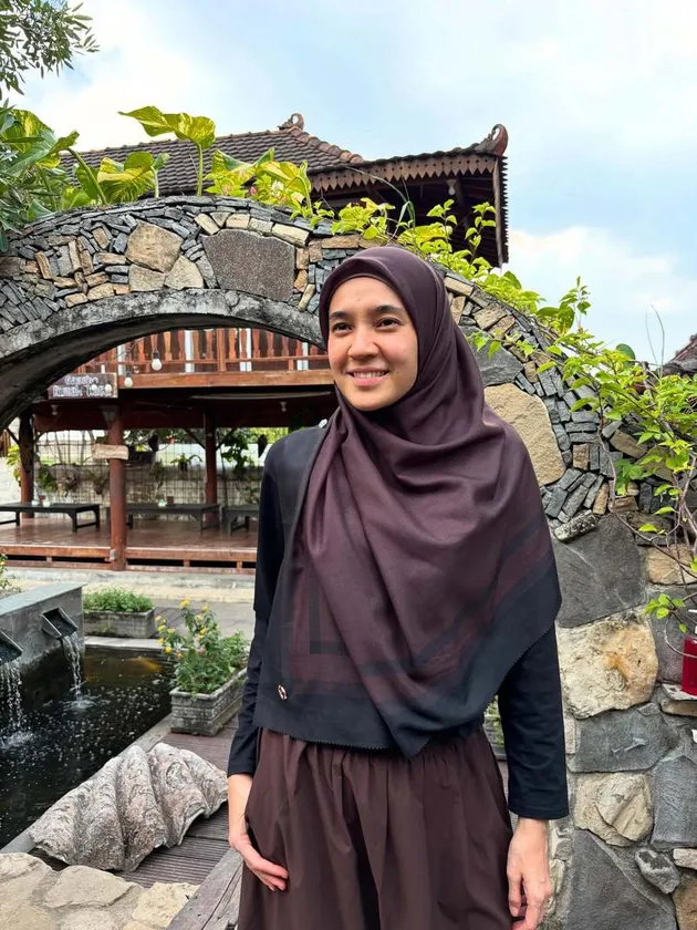 Dhini Aminarti tampil cantik