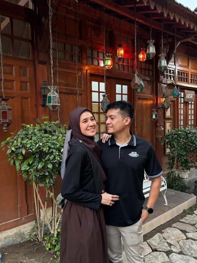 Dhini Aminarti mesra dengan suami