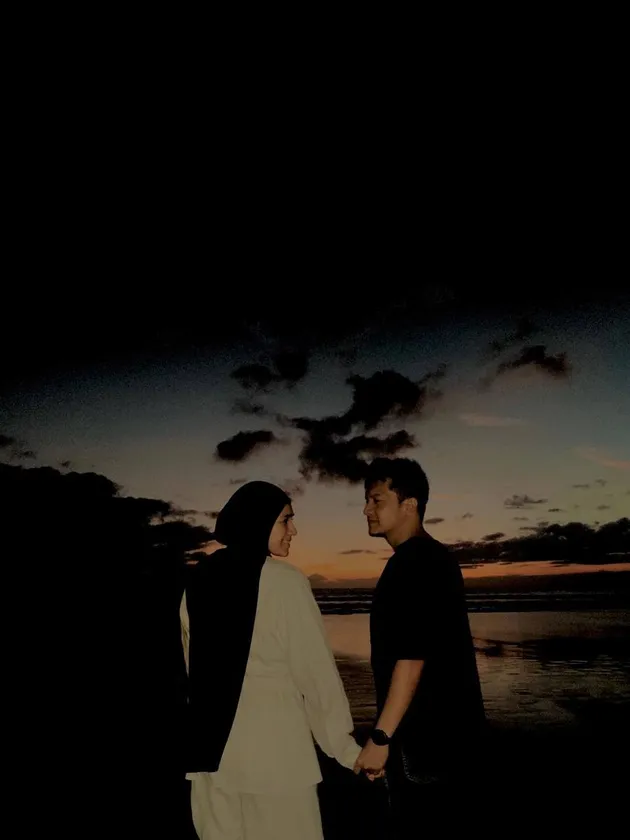 Dhini Aminarti dan suami selalu romantis