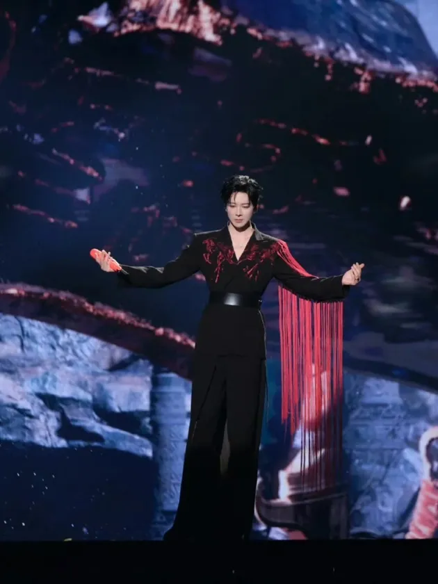 Liu Yuning dengan Dark Visual