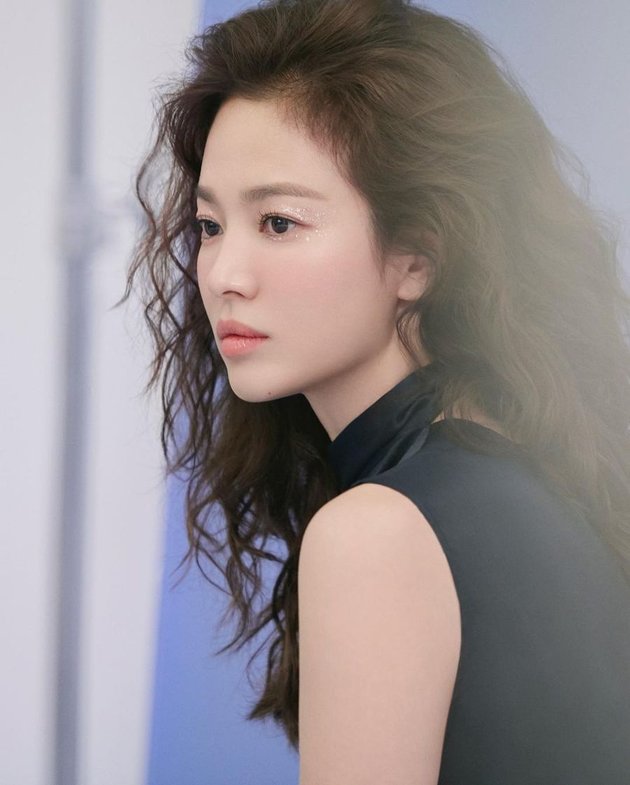Legendary Visual, Here's a Portrait of Song Hye Kyo with Curly Hair