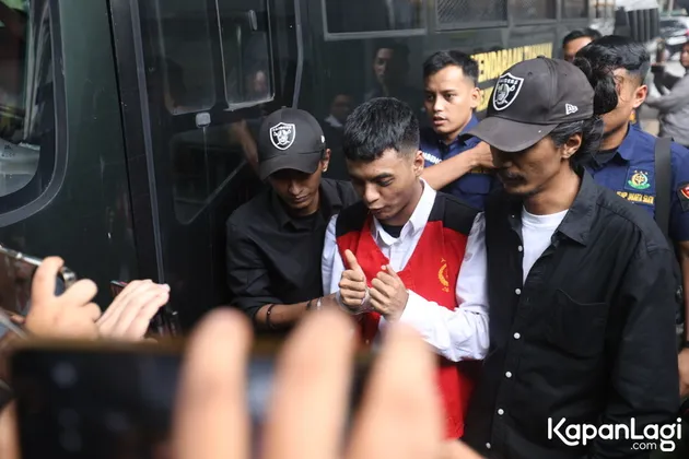 Vadel Badjideh di Samping Kendaraan Tahanan