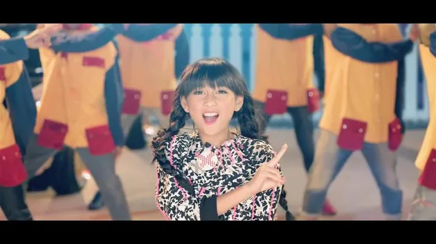 Ia menyanyikan lagu ciptaan Agnez Mo, 'Vroom Vroom' sebagai lagu debutnya.