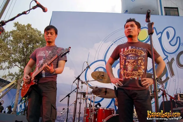 Andra and The BackBone