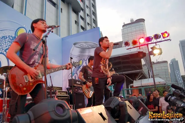 Andra and The BackBone