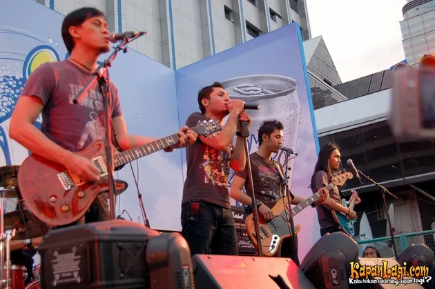 Andra and The BackBone