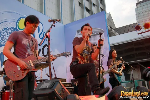 Andra and The BackBone