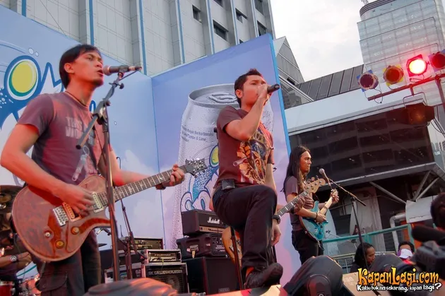 Andra and The BackBone