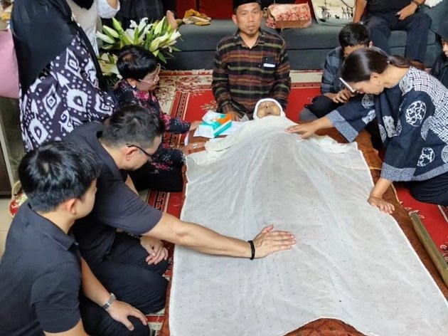 Died at the Age of 94, Here are 8 Photos of the Funeral of Ari Wibowo's Father Accompanied by a Military Procession - Previously Expressed Love for Ira Wibowo