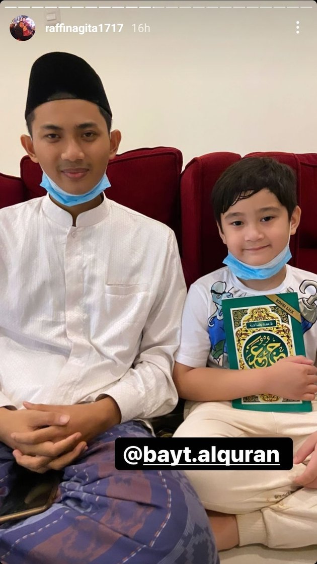 Frowning Face When Informed About Entering Boarding School Becomes the Spotlight, 7 Photos of Rafathar Studying - Praying in Congregation with Boarding School Students