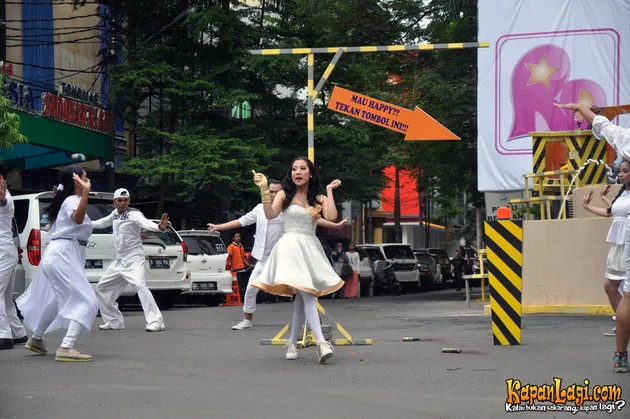 Suasana yang awalnya tenang tiba-tiba berubah tatkala terdengar suara sirine yang keras.
