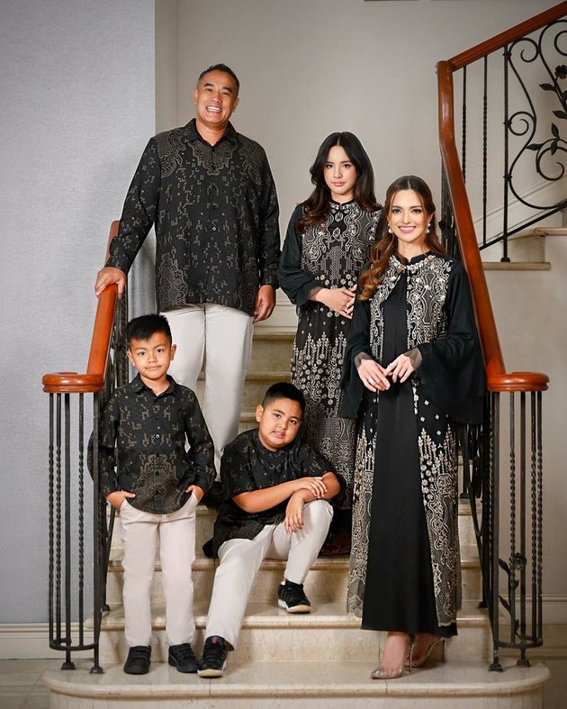 Mikhayla Bakrie's Full Makeup Face Successfully Distracts in Nia Ramadhani's Latest Family Photoshoot