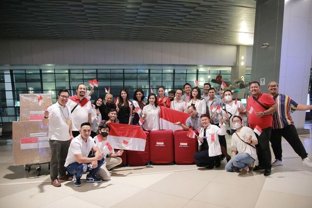 Representing Indonesia in Miss Supranational 2022, 11 Photos of Adinda Cresheilla at the Airport Before Flying to Poland